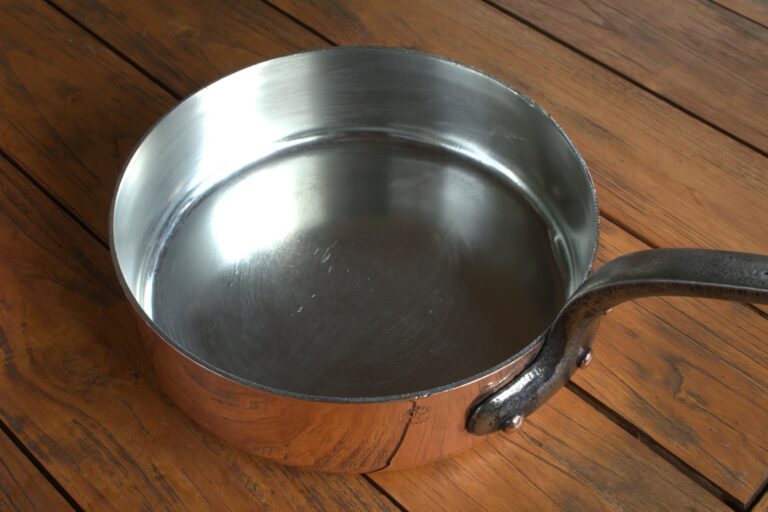 How to Remove Burnt Sugar From Pans