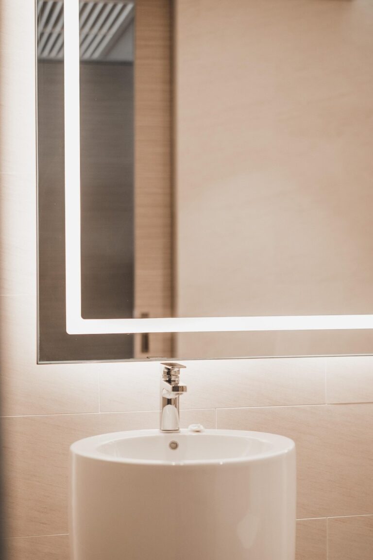 How to Clean Your Bathroom Mirror Without Streaks
