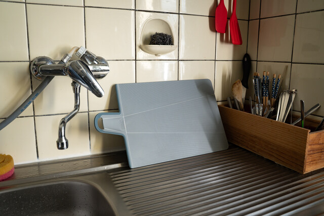 How to Clean Plastic Cutting Boards With Hydrogen Peroxide